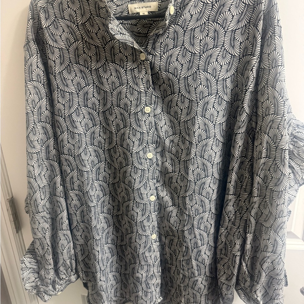 Max Studio Black & White Abstract Fan-Print Blouse
